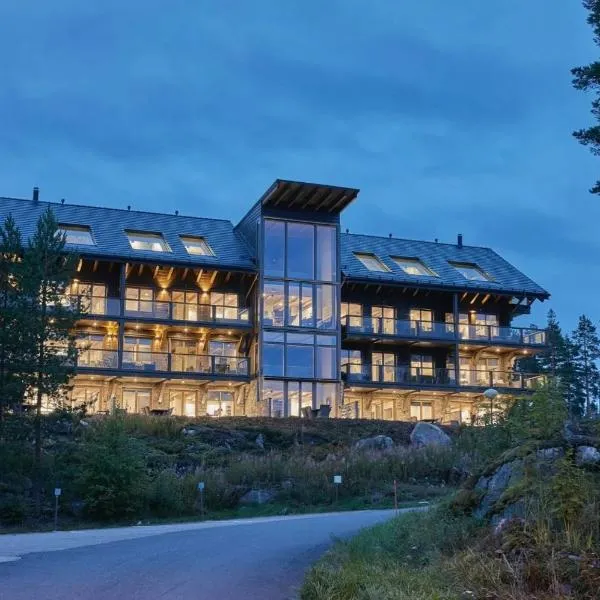 Naava Chalet 303 Loft - Kaksikerroksinen lasiseinähuoneisto järvinäköalalla，位于艾赫泰里的酒店