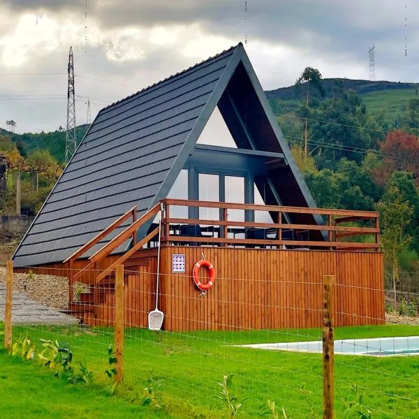 Chalés Luna in rio A-Frame Romântica no Gerês com vista Rio，位于蓬蒂-达巴尔卡的酒店