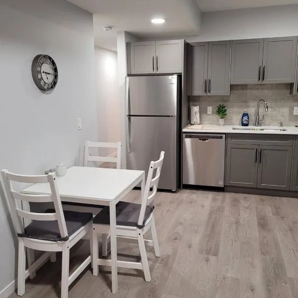 Modern 2BR Suite with Private Yard，位于卡尔加里的酒店