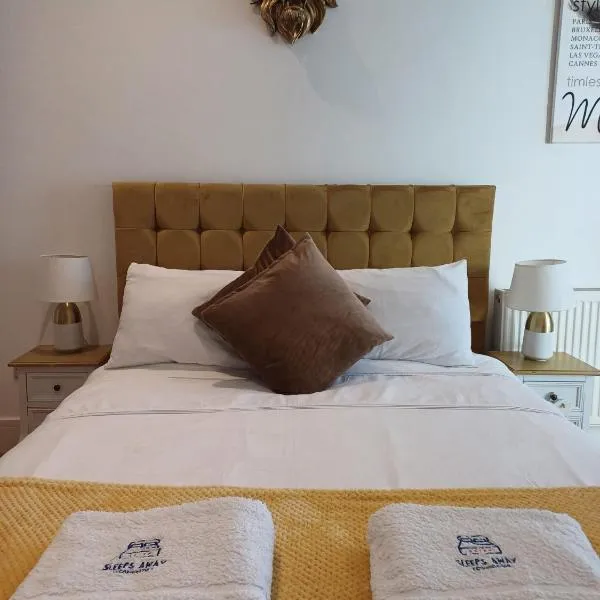 Bagshot High Street shops & restaurants on doorstep Ground Floor Sleeps 4 Free & Permit Parking near PennyHill Spa Ascot Races Wentworth Golf Longcross Film Studios，位于巴格肖特的酒店