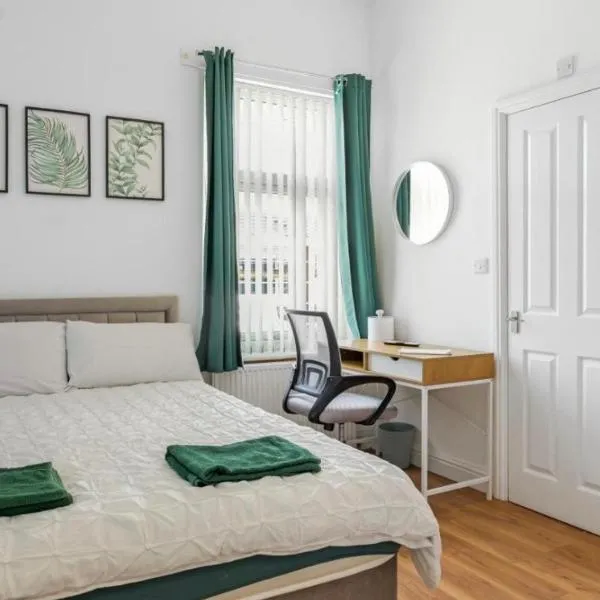 Modern 2 Bedroom House with 2 Ensuite and Free Parking，位于贝里的酒店