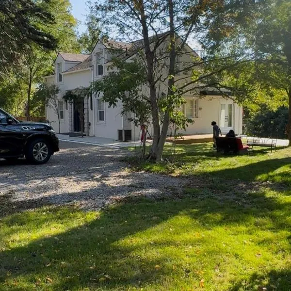 Licensed-8 Acre Estate, Trail & Stream with 3 Beds,位于汉密尔顿的酒店