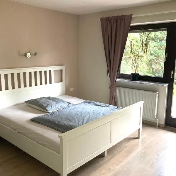 ruhiges Gästezimmer mit King-Size-Bett，位于文德尔施泰因的酒店