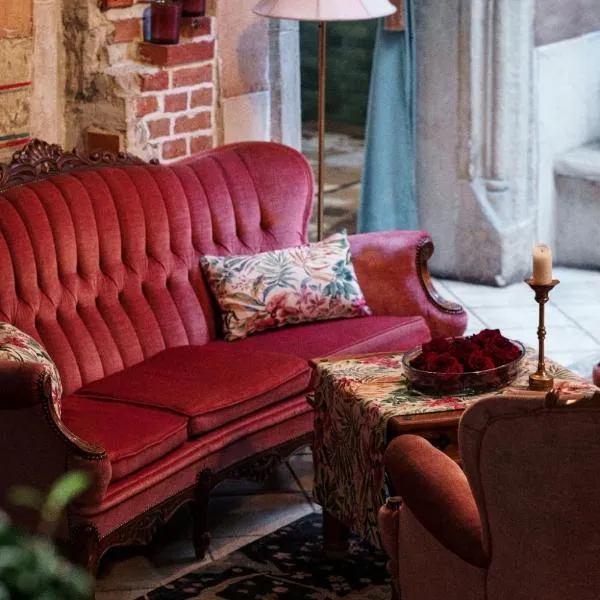 Hotel Zameczek，位于Książ Wielki的酒店