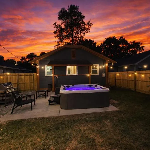 Indianapolis Broad Ripple Home with Hot Tub Near Downtown，位于印第安纳波利斯的酒店
