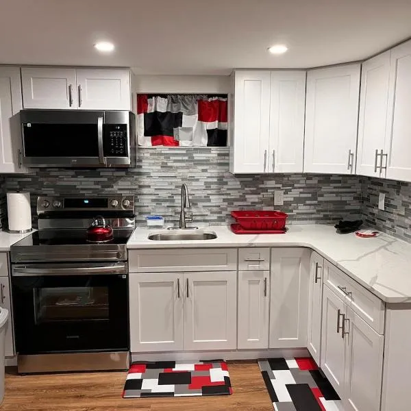 Cozy Private Two Bedroom Basement Apartment，位于亨普斯特德的酒店