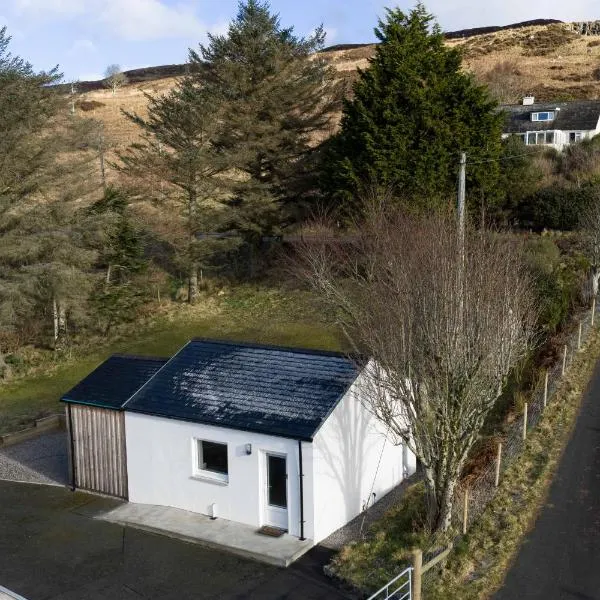 Scandi style Cottage by the sea, Isle of Skye，位于波特里的酒店