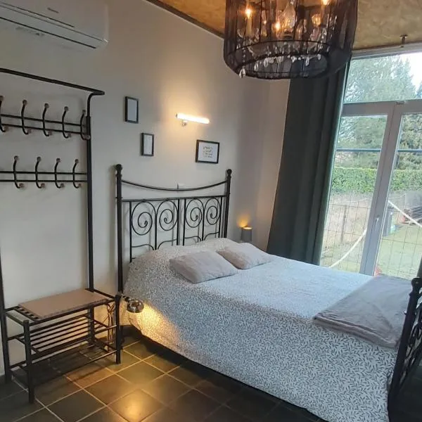 Le tiny de Laly - climatisation -wifi - jardin - airport navette，位于Pont-de-Loup的酒店