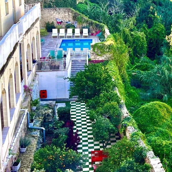 Follow the Sun Boutique Hostel - Pool, Breakfast & Sea Views，位于圣朱利安斯的酒店