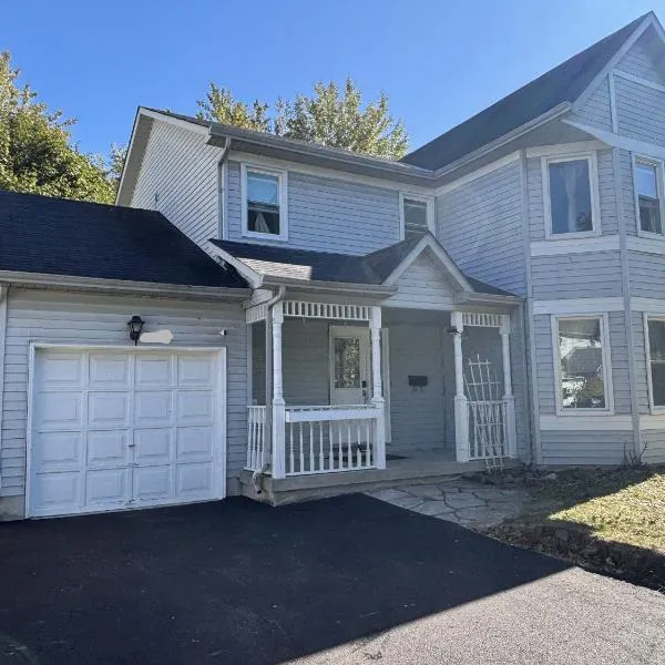 Lake Simcoe 4 Bedroom Family Home Ideal Toronto Area Retreat，位于Innisfil的酒店