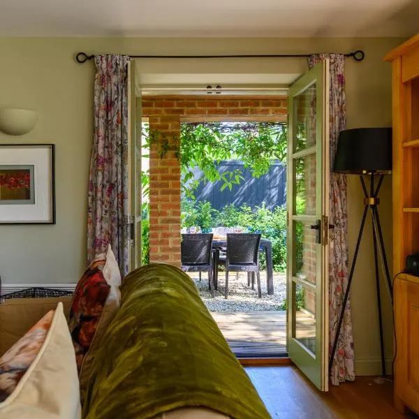 Cosy Cotswold Lodge by Your Home Here - ideal for families, log-burner, spa, private parking, EV Hookup included and heated swimming pools，位于Ashton Keynes的酒店