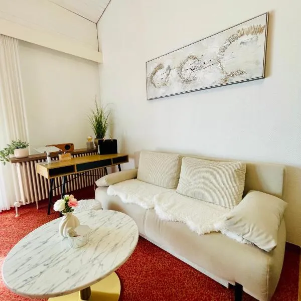 Das CLASSIQUE Galerieappartement 50qm - Elegant und geräumig wohnen - Espressomaschine, Airfryer, Balkon, Poseidon Therme im Haus - inkl Parkgarage，位于巴特格里斯巴赫的酒店