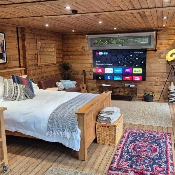Clarence Cabin, King Bed & Free Parking，位于Four Oaks的酒店