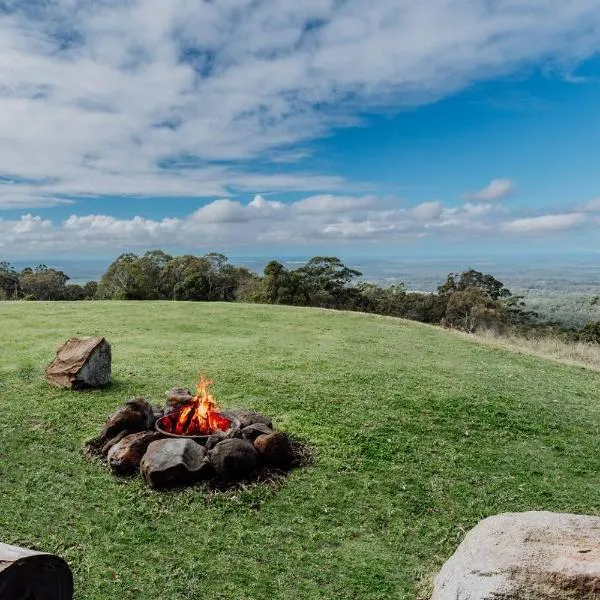 Acreage property, pet friendly, outdoor campfire，位于Bald Knob的酒店