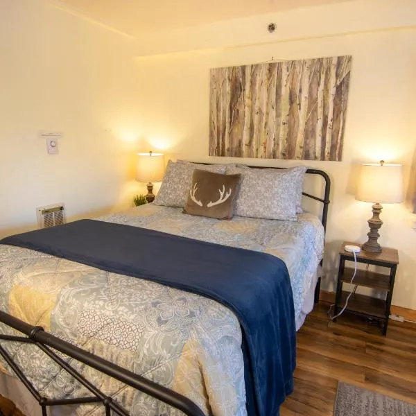 Inside Yosemite Park-Cozy Corner Unit-Sleeps 2,位于西优胜美地的酒店