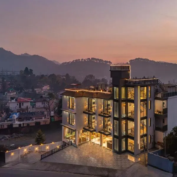 Perfectstayz Premium Kapilaz with Rooftop Pool & Cafe, Bhimtal，位于比姆塔尔的酒店