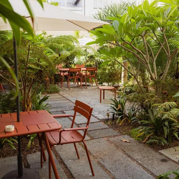 NINE DOTS Azorean Art Boutique Hotel，位于蓬塔德尔加达的酒店