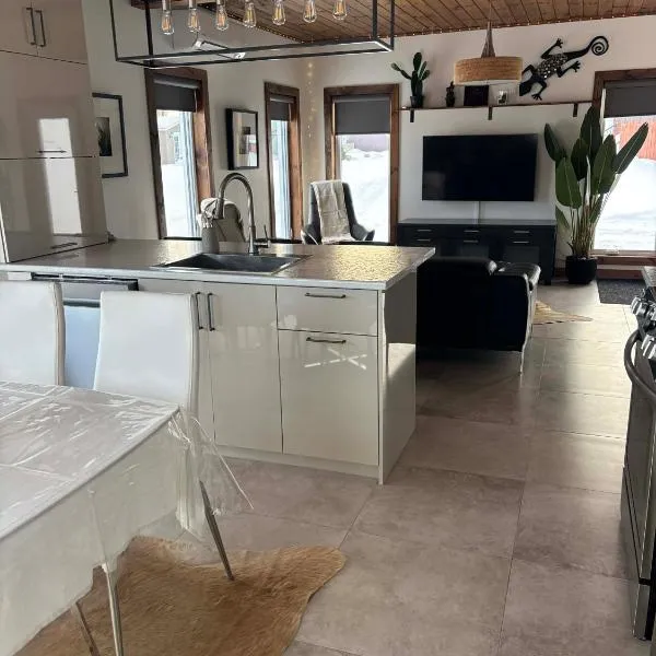 Les Chalets Baie Cascouia，位于Lac Kénogami的酒店