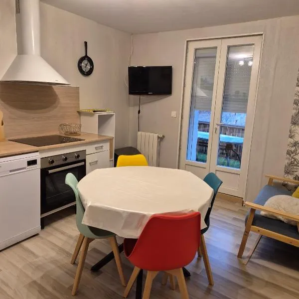 宝月旅馆，位于Castetnau-Camblong的酒店