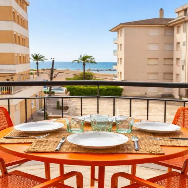 Beachfront apartment with sea views，位于库尼特的酒店