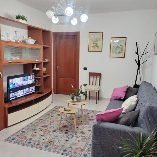 "Da Carla e Sandro"- Appartamento con parcheggio privato，位于夸尔图丘的酒店