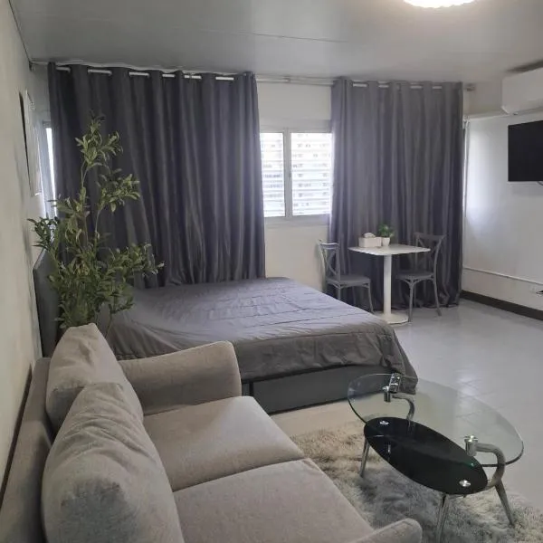 Popular Muang Thong Condo, Building T9, Floor 8, Room 20，位于Ban Bang Phang的酒店