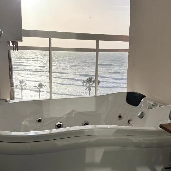 קו המים - Waterline סוויטות עם גקוזי הכי קרוב לים，位于内坦亚的酒店