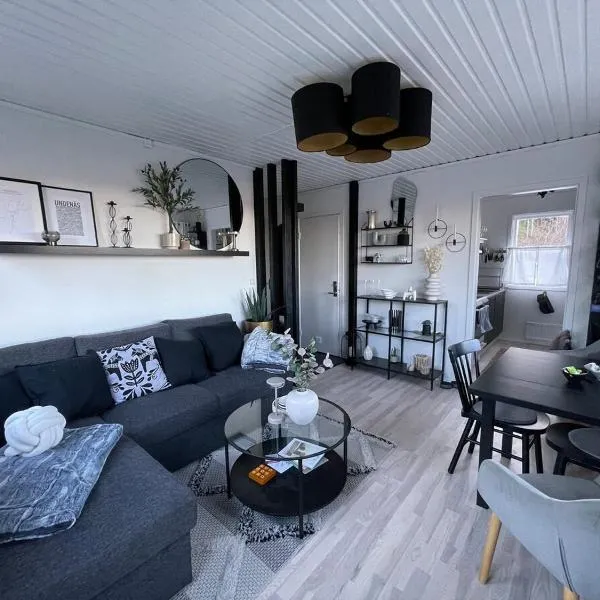 Mysigt stuga med sjöutsikt, Undenäs Tivedens nationalpark，位于Undenäs的酒店