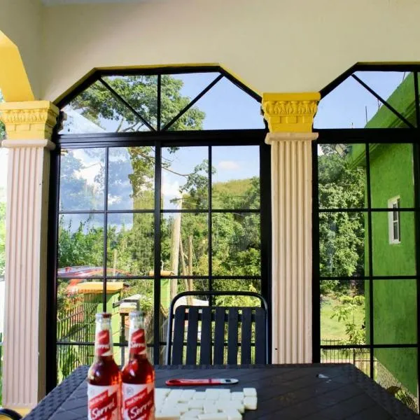 Coke Guest House，位于曼德维尔的酒店