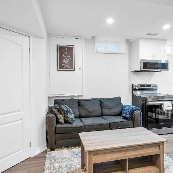 Newly Renovated 2BR Basement Suite, Private Entry,位于皮克灵的酒店