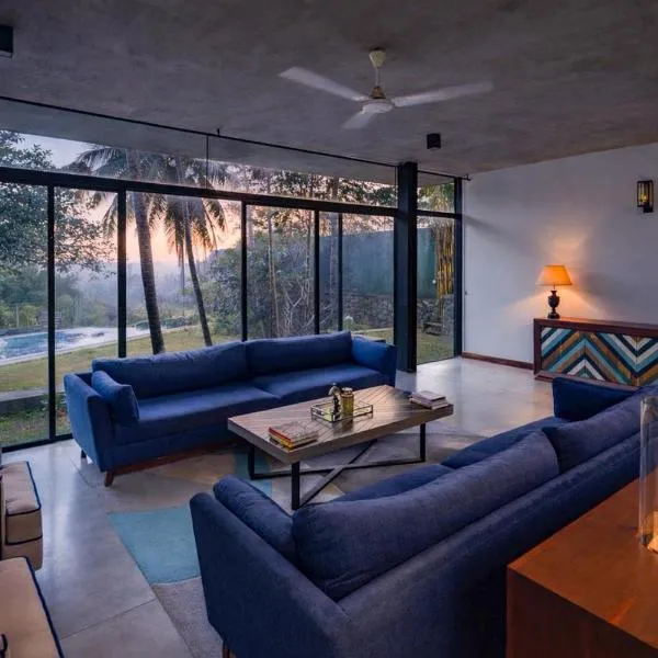 Whispering Fields Villa - A Luxury Four Bedroom Villa in Kottawa，位于Pannipitiya的酒店