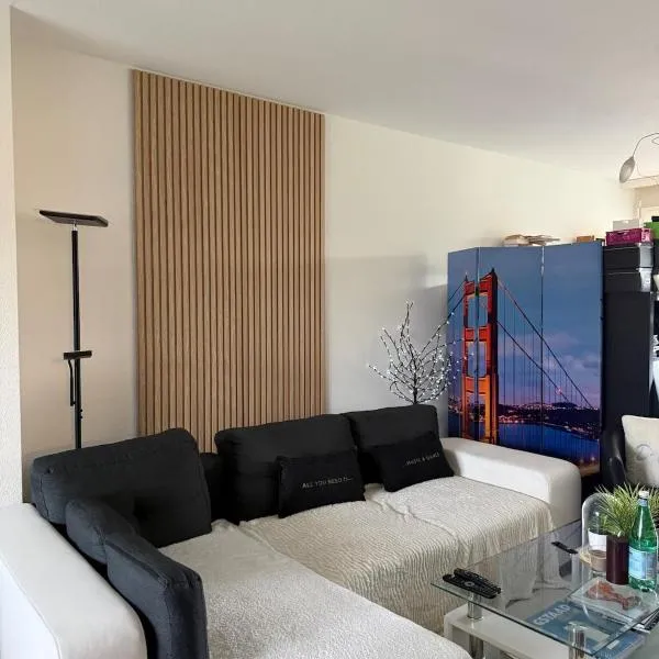 Double room and private bath in a shared flat, quiet, close to the UN and airport，位于日内瓦的酒店
