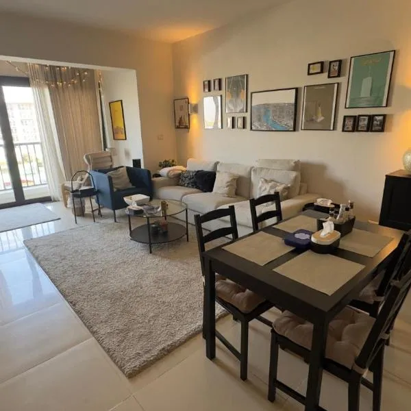 Modern 2BR Duplex in New Cairo Quiet Area, Balcony & Fast WiFi，位于开罗的酒店
