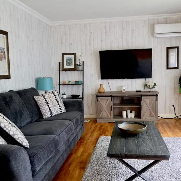 Cute and cozy 3 bedroom apartment centrally located，位于蒙克顿的酒店