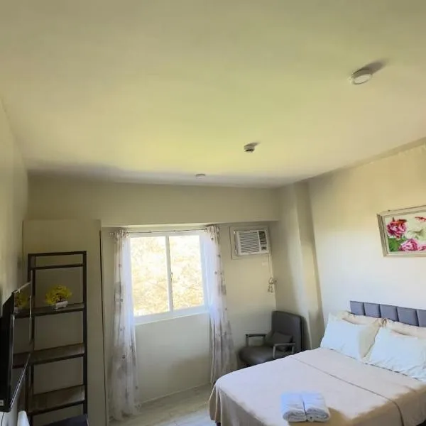 Staycation condo with pool near SM Tungko, Bulacan，位于Mangangpico的酒店