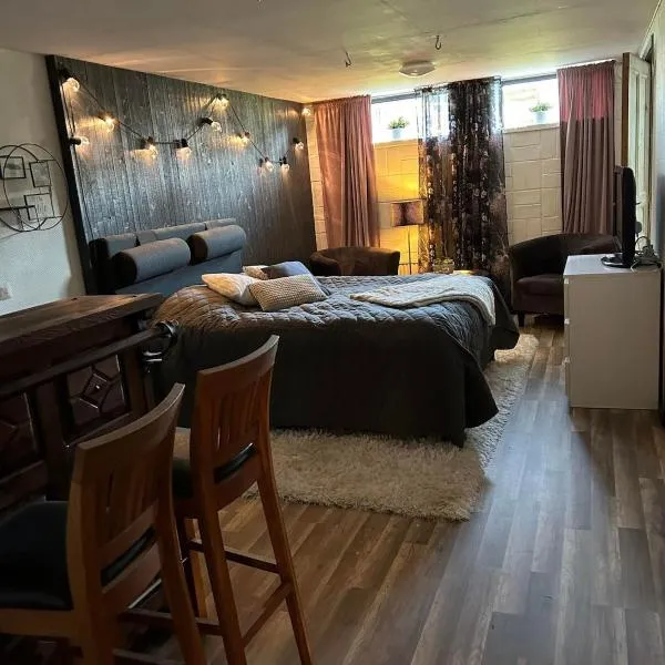 Mysigt rum med hotellkänsla och solig uteplats，位于韦特兰达的酒店