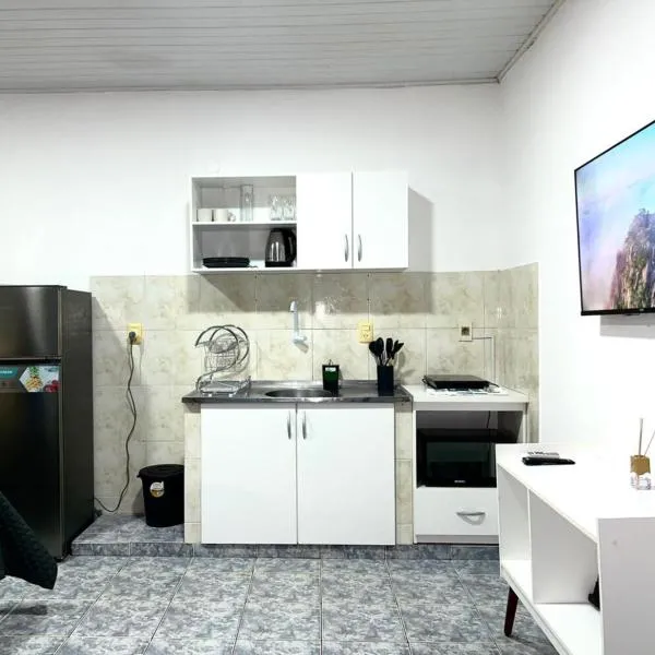 Departamento sobre Av San Jose 3，位于埃斯特城的酒店