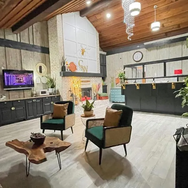 Charles Wesley Motor Lodge Downtown Broken Bow- Hochatown，位于布罗肯鲍的酒店