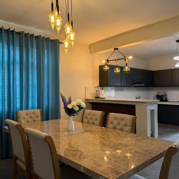 Modern Private House with Garden, Garage，位于Vacoas的酒店