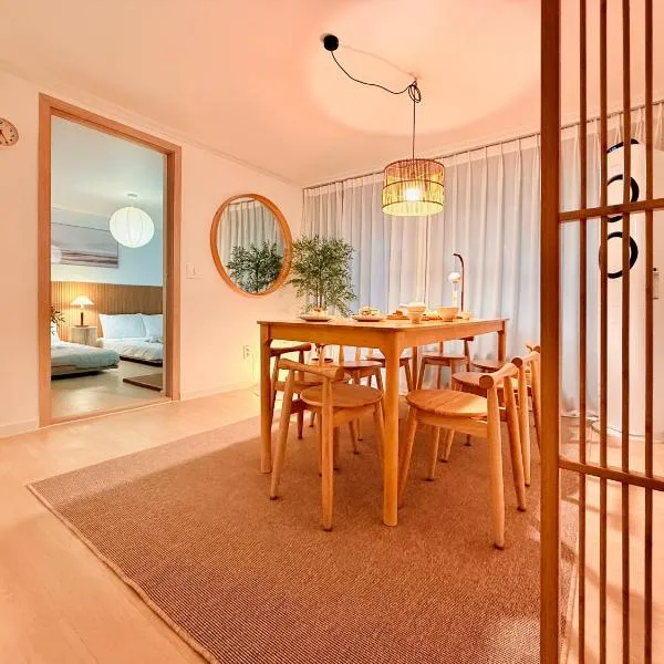 JAJA Haenggung, SuwonㅣNext to Hwaseong FortressㅣCozy Korean VibeㅣComfortable & Well-keptㅣUp to 8 guestsㅣFree ParkingㅣLoved by many guests，位于水原市的酒店