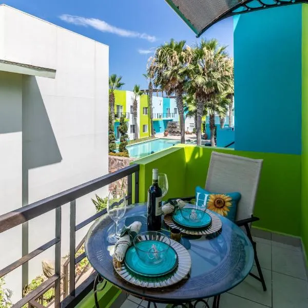 Rosarito pool & garden bar oXxo Farmacy，位于提华纳的酒店