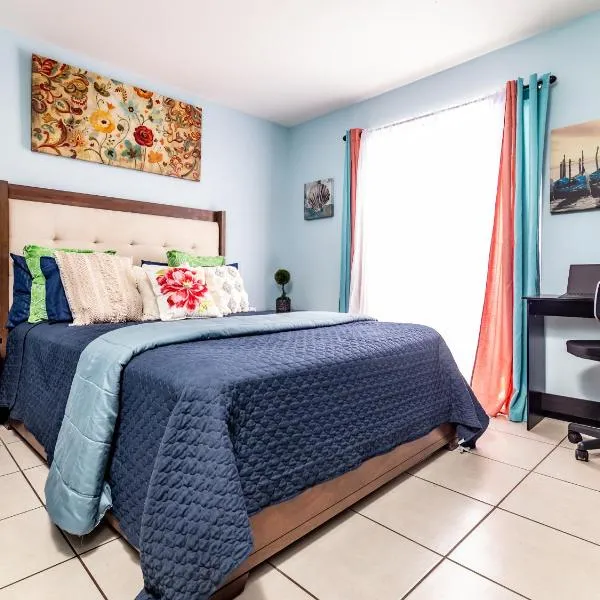 Rosarito pool & garden bar oXxo Farmacy，位于提华纳的酒店