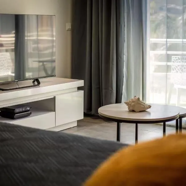 Beachfront Condo with Pool View & Private Beach Access，位于Marigot的酒店