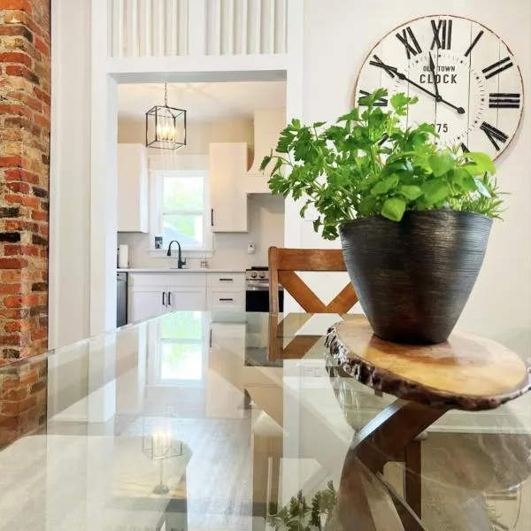 Trendy Home Spacious Backyard Historic Walkerville，位于温莎的酒店