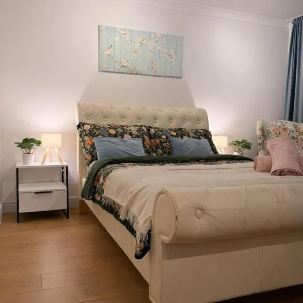 Spacious Double Room in Shared Flat，位于萨顿的酒店