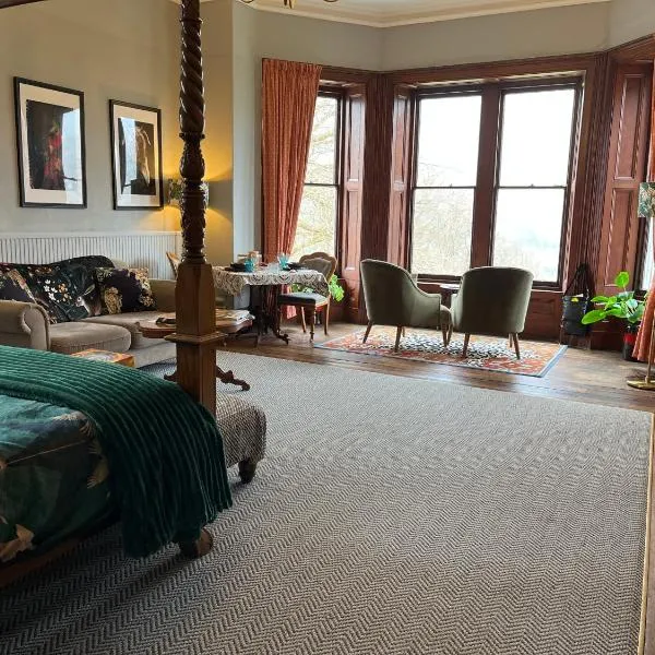 Cader en suite at Pen Y Coed Hall exclusive Luxury Hot Tub，位于多尔盖罗的酒店