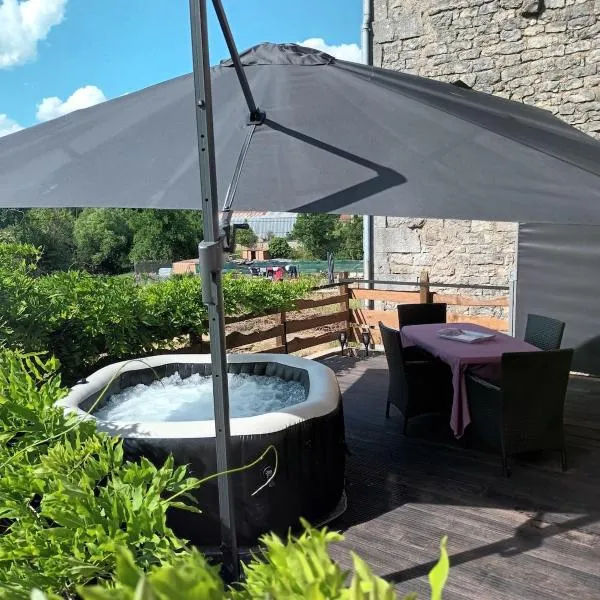 Maison de campagne avec jacuzzi, animaux de compagnie acceptés,位于Saint-Joire的酒店