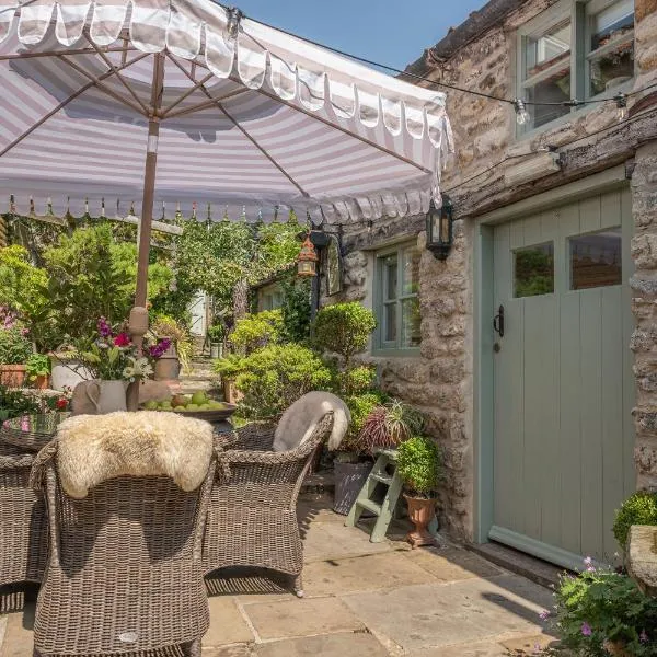 Helmsley Garden Cottage & Railway Carriage，位于赫尔姆斯利的酒店