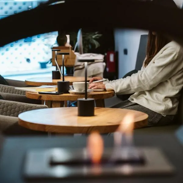 O VIOLAS - Art Coffee & Guesthouse，位于普拉亚德米拉的酒店