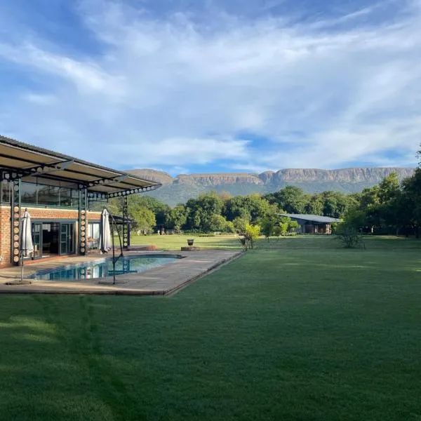 Hartbeespoort Escape, Pool, Private Hot Tub & Mountain Views，位于Skeerpoort的酒店